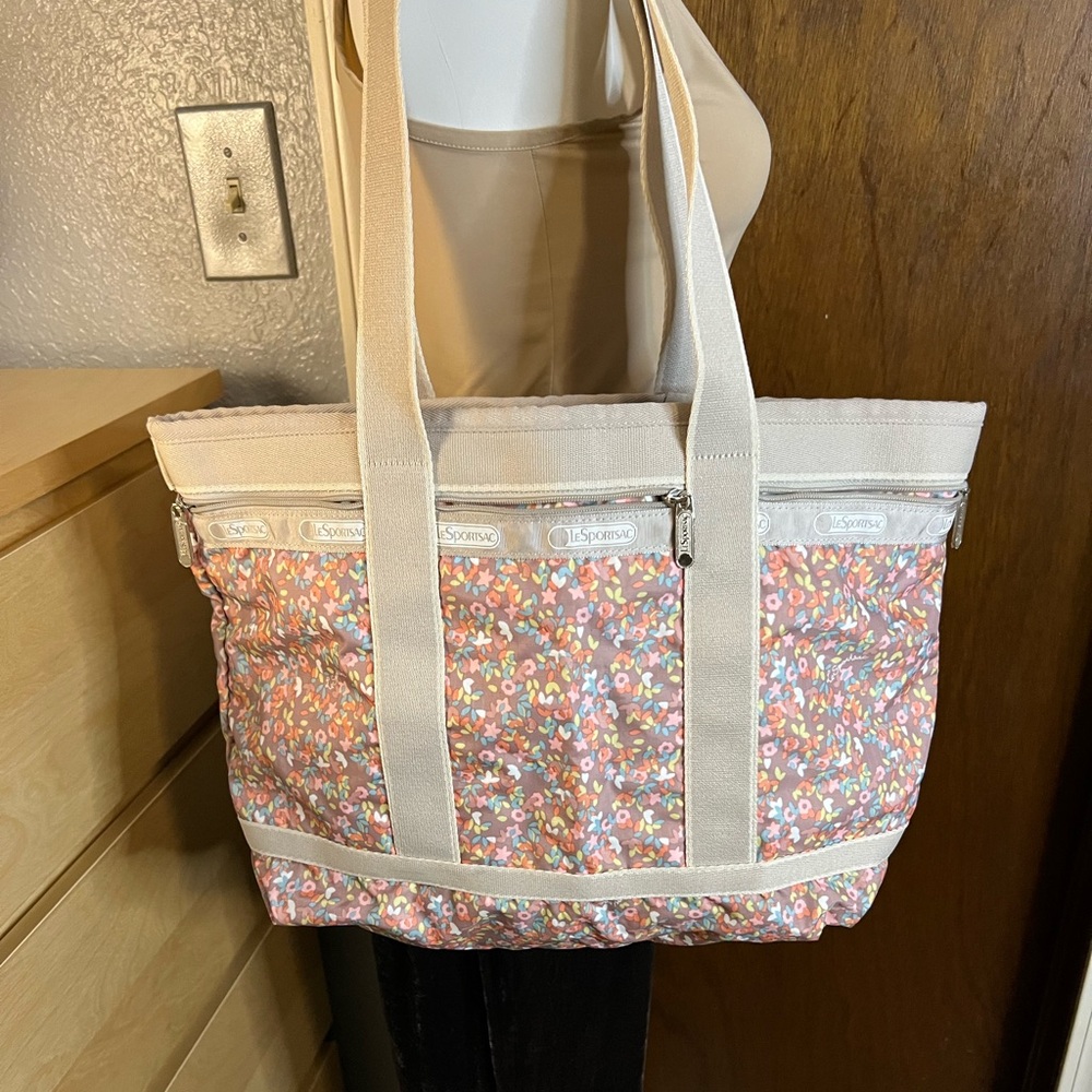 Lesportsac Medium Travel Tote Pastel Ditzy Floral
Pattern: French Meadow